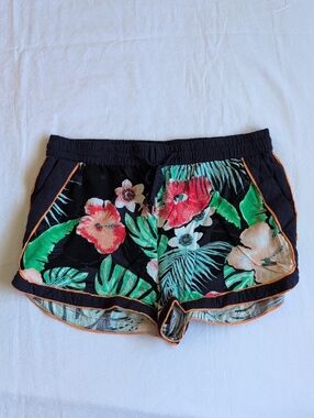 vero moda in blue women's tropical floral viscose dolphin hem shorts size large